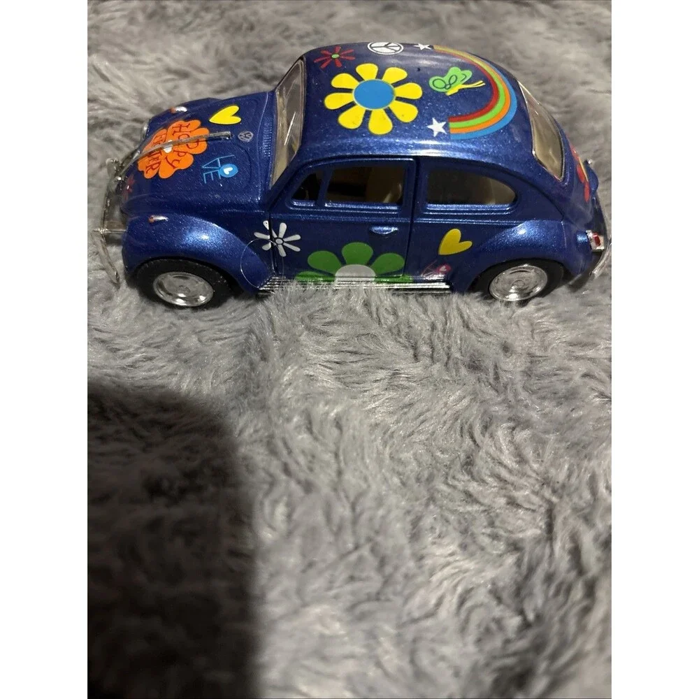 Kinsmart diecast modelcar. Volkswagen Beetle 1967. Blue  w.flowers.Scale 1.64.